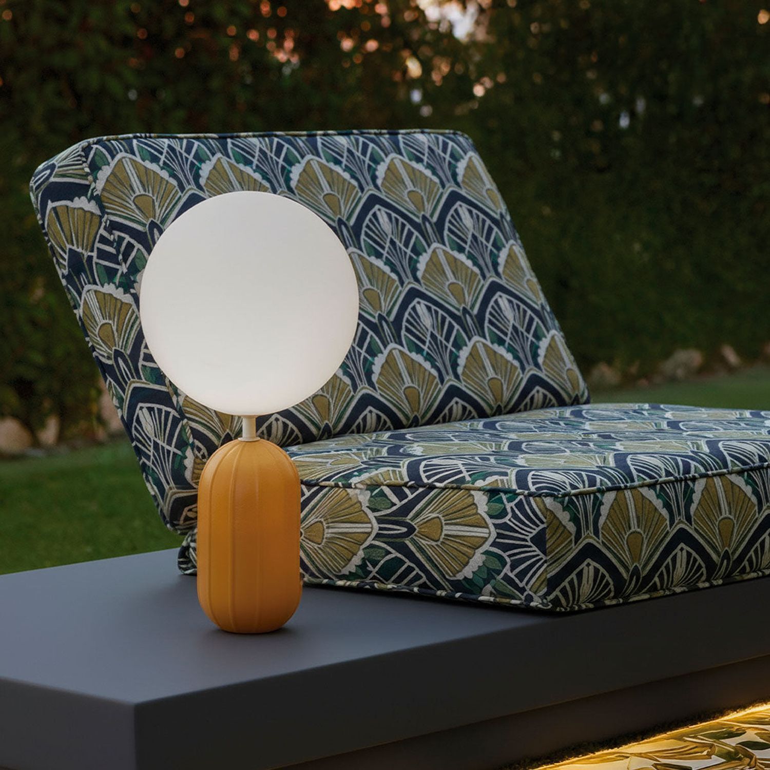 Outdoor furniture, Mustertapete?, Tischlampe, Globuslampe, Gartenbereich