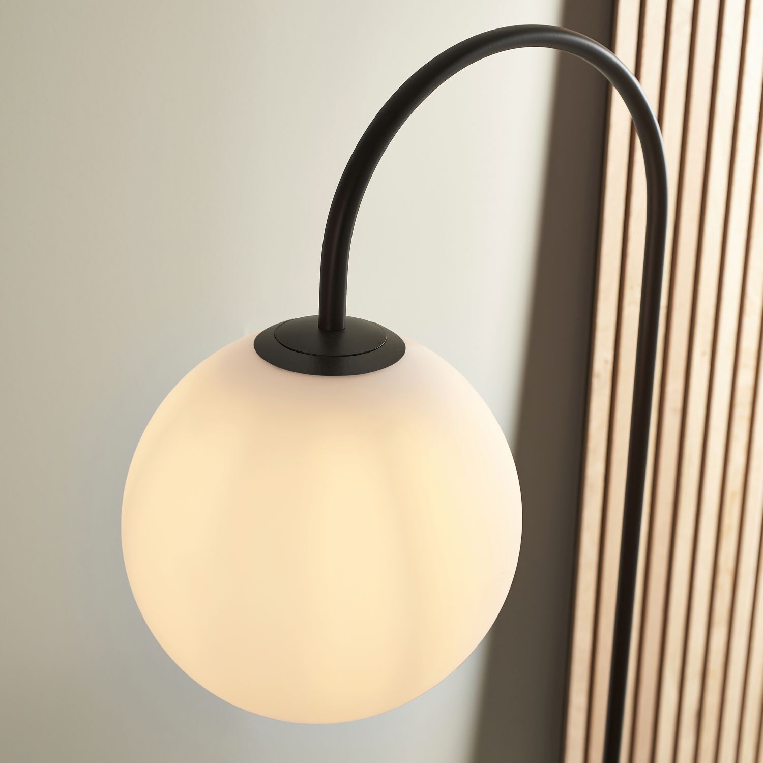 Stehlampe mit Ablage 175 cm hoch Metall Glas Schwarz Weiß E14