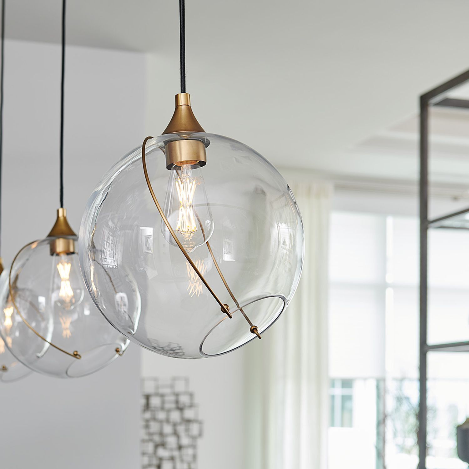 Pendelleuchte, Globuslampe, klare Glas, kugelförmiger Schirm, goldene Akzente