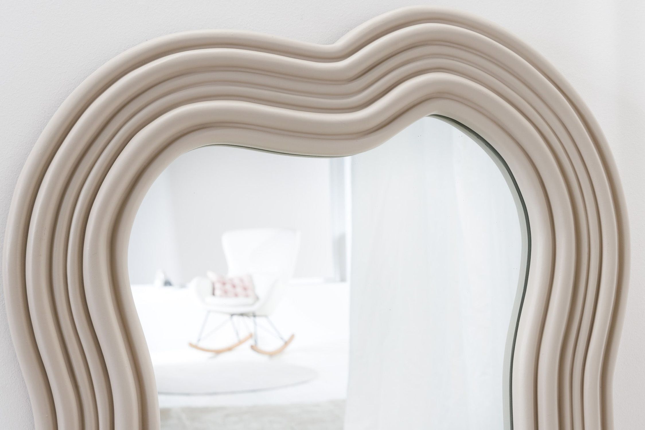 Wandspiegel Modern Greige H: 100 cm asymmetrisches Design Photographie, Drinnen, Innenarchitektur, Spiegel