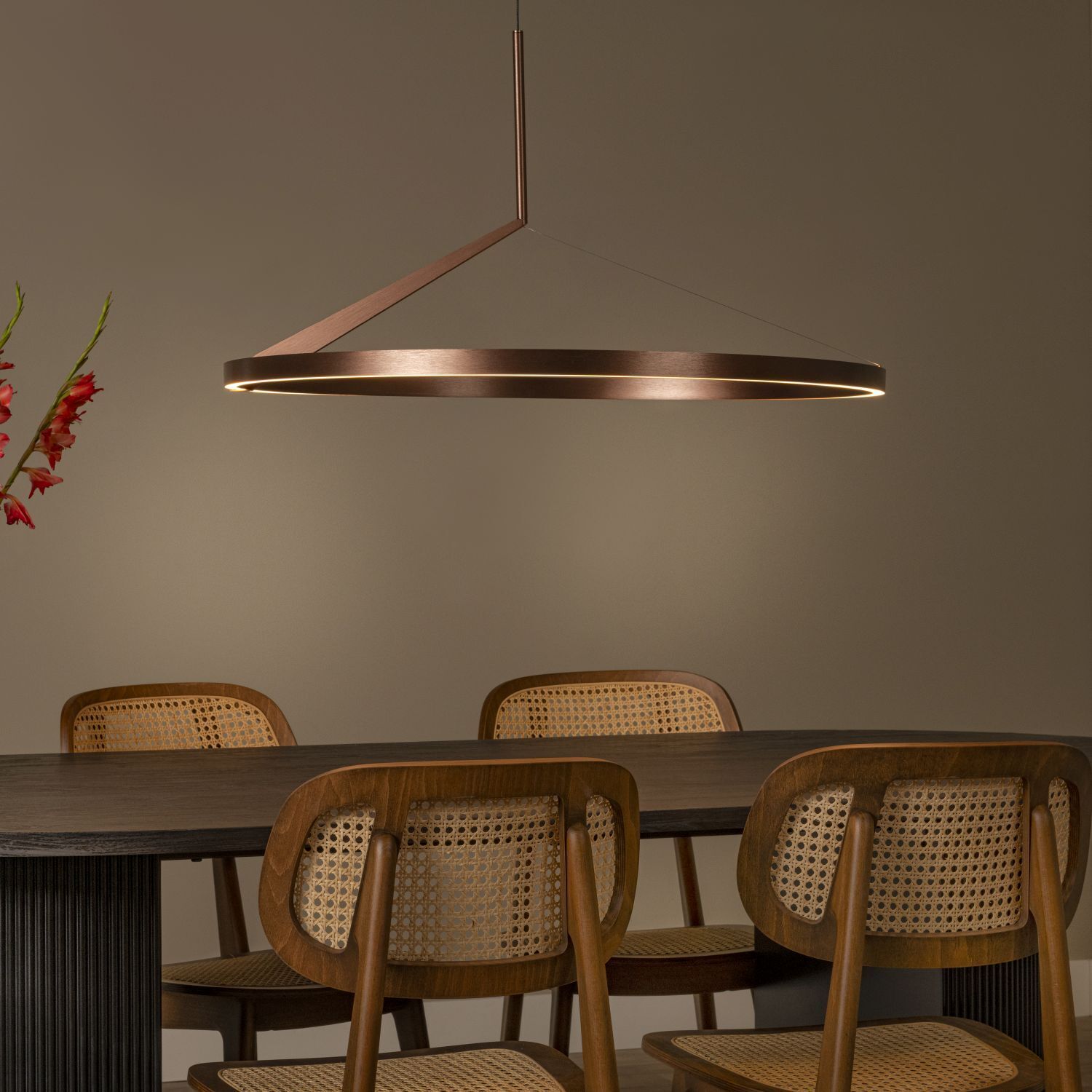 hängende Leuchte, runder Pendel, roségold, Holztisch, Weidenstuhl