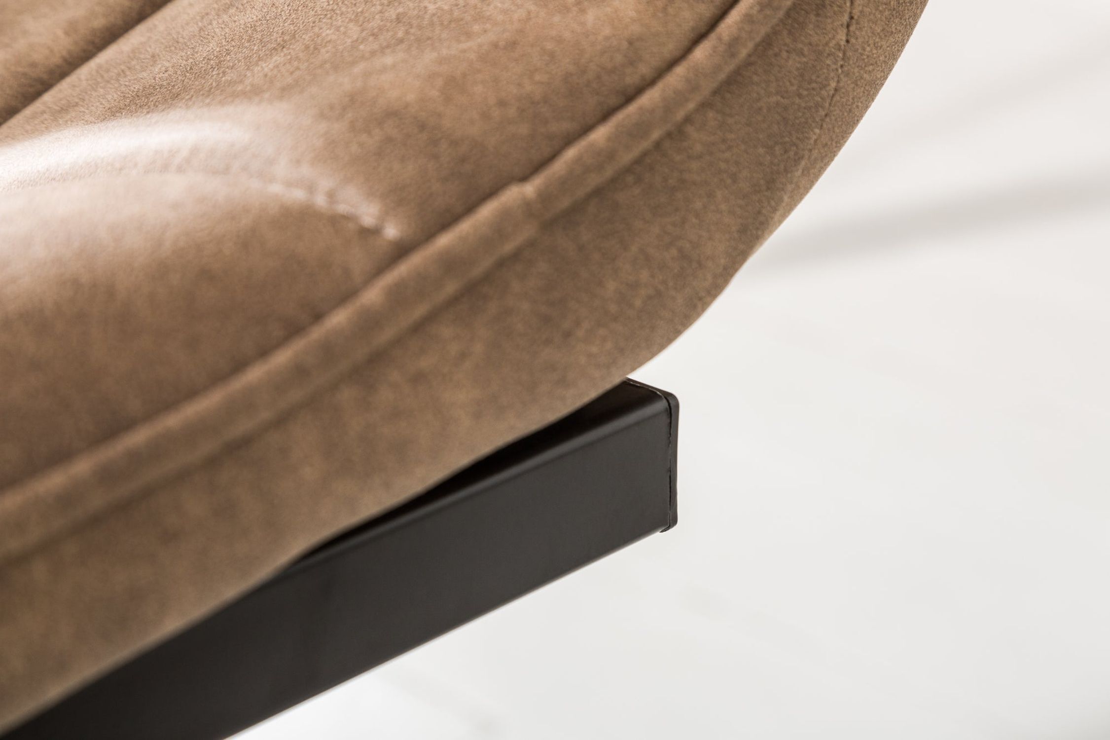 Freischwinger Stuhl Beige Schwarz aus Stoff Metall Kissen, Dekoration für Zuhause, Couch, Mobiliar, Innenarchitektur