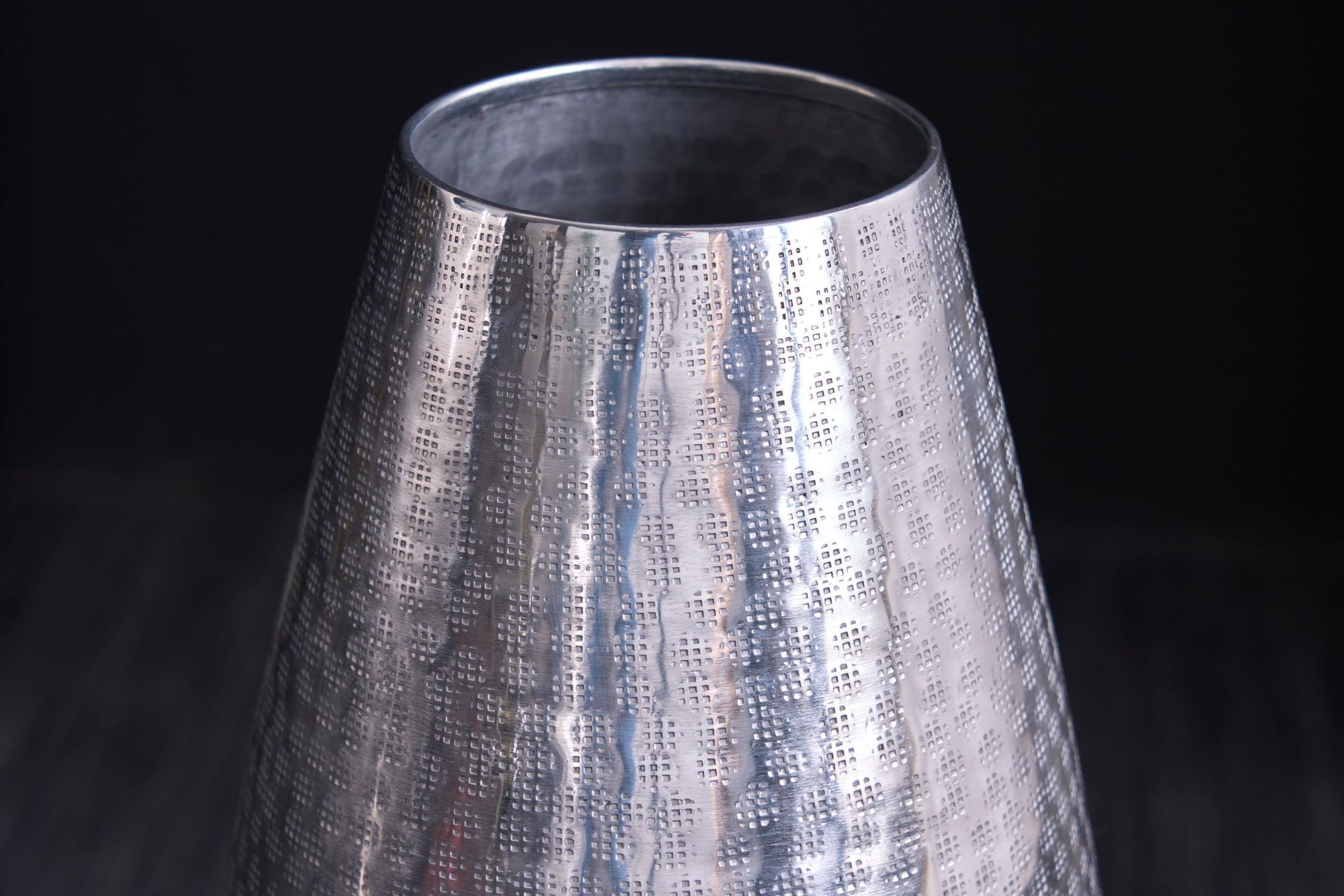 Dekovase in Silber antik Hammerschlag H: 25 cm Handarbeit Dekovase in Silber antik Hammerschlag H: 25 cm Handarbeit