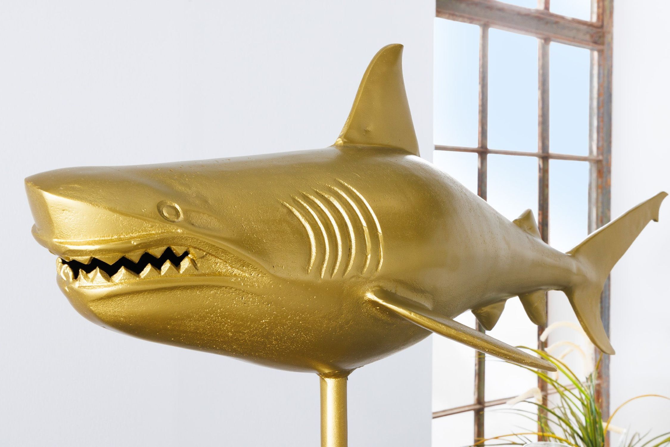 Dekostatue Metall Hai Fisch in Gold 103 cm lang Handarbeit Tier, Leben im Meer, Fische, Hai