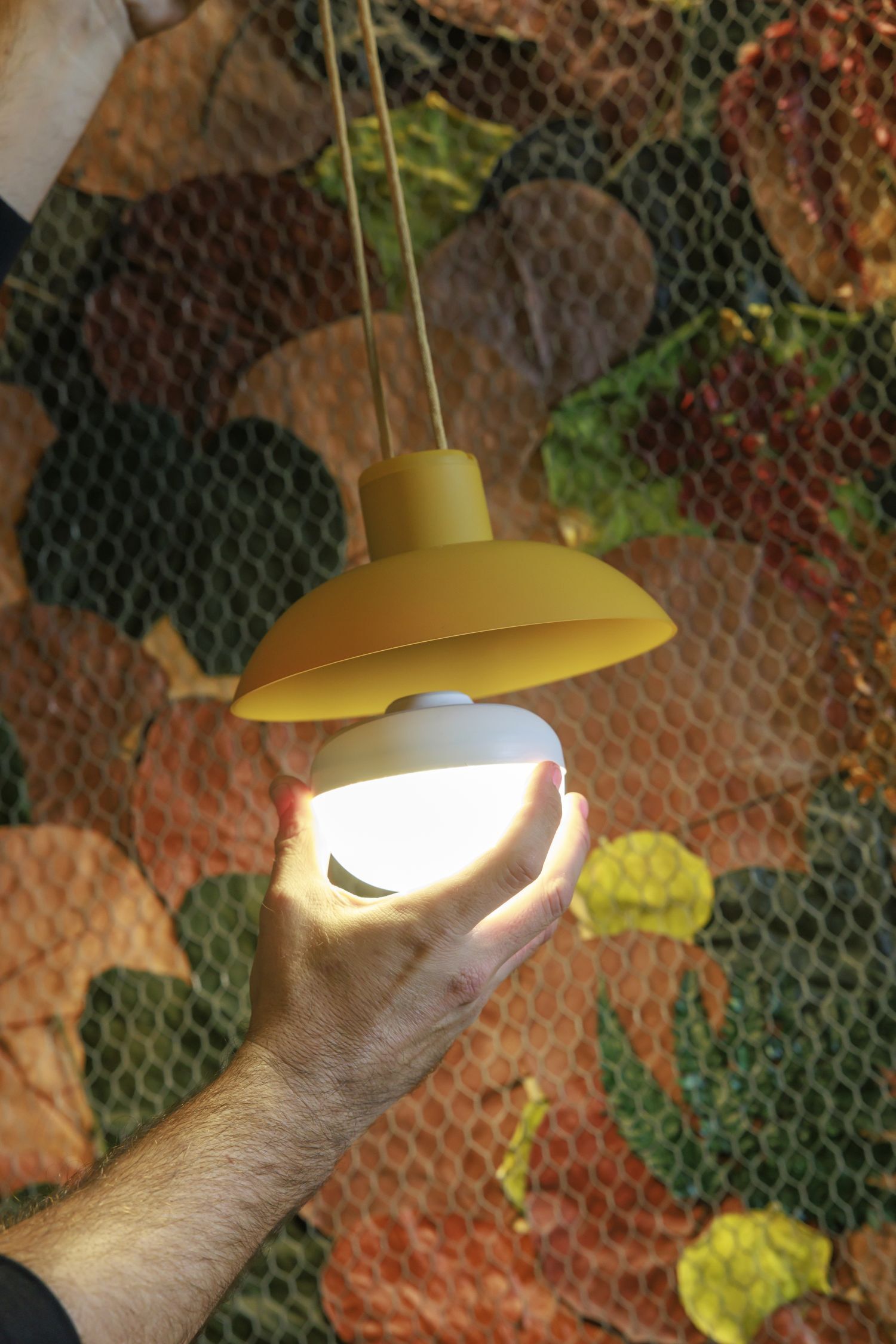 pendant lamp, gelbe lampe, hängende lampe, birne licht, hand hält lampe