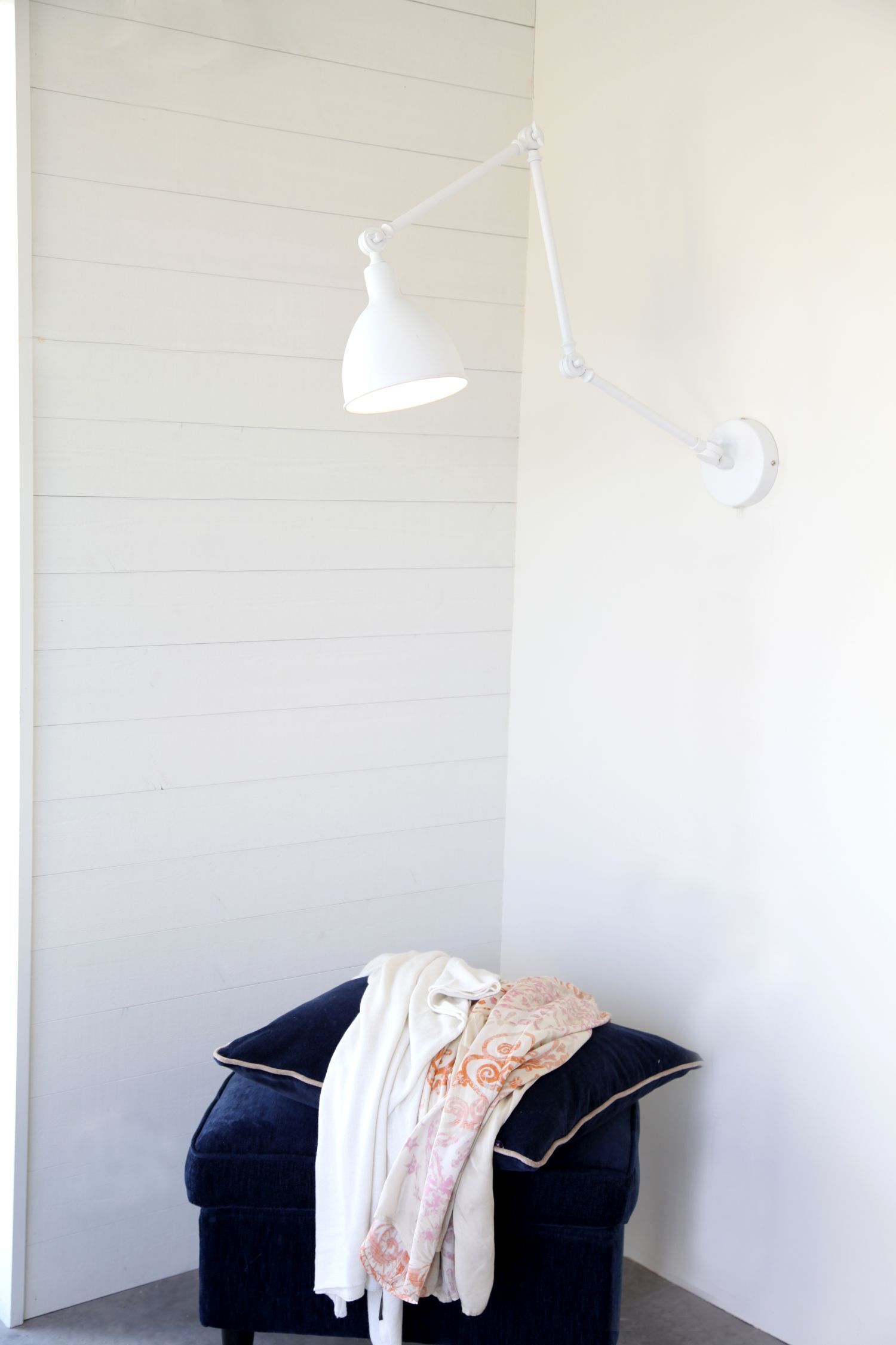 Wandlampe mit Stecker und Kabel Metall Weiß verstellbar Lampe, Mobiliar, Kleidung, Halstuch