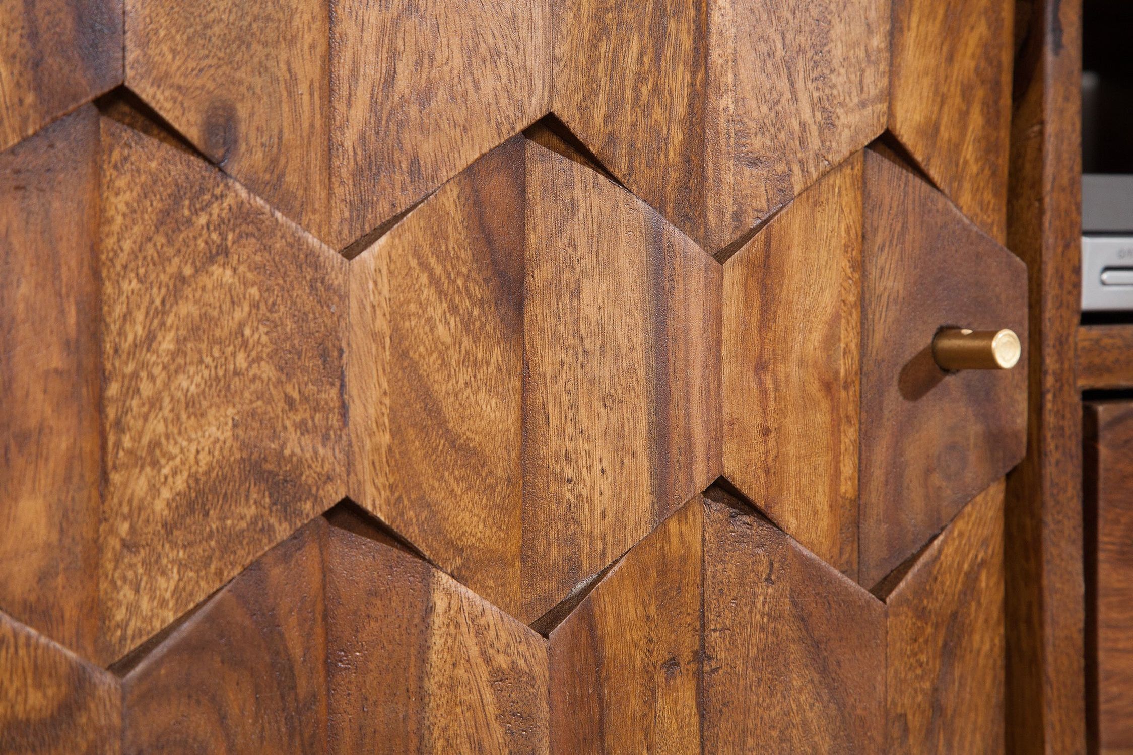 TV Lowboard Golz Sheesham 140 cm breit 3D-Fronten massiv Hartholz, Innenarchitektur, Holz, Gebeiztes Holz, Holzpaneele