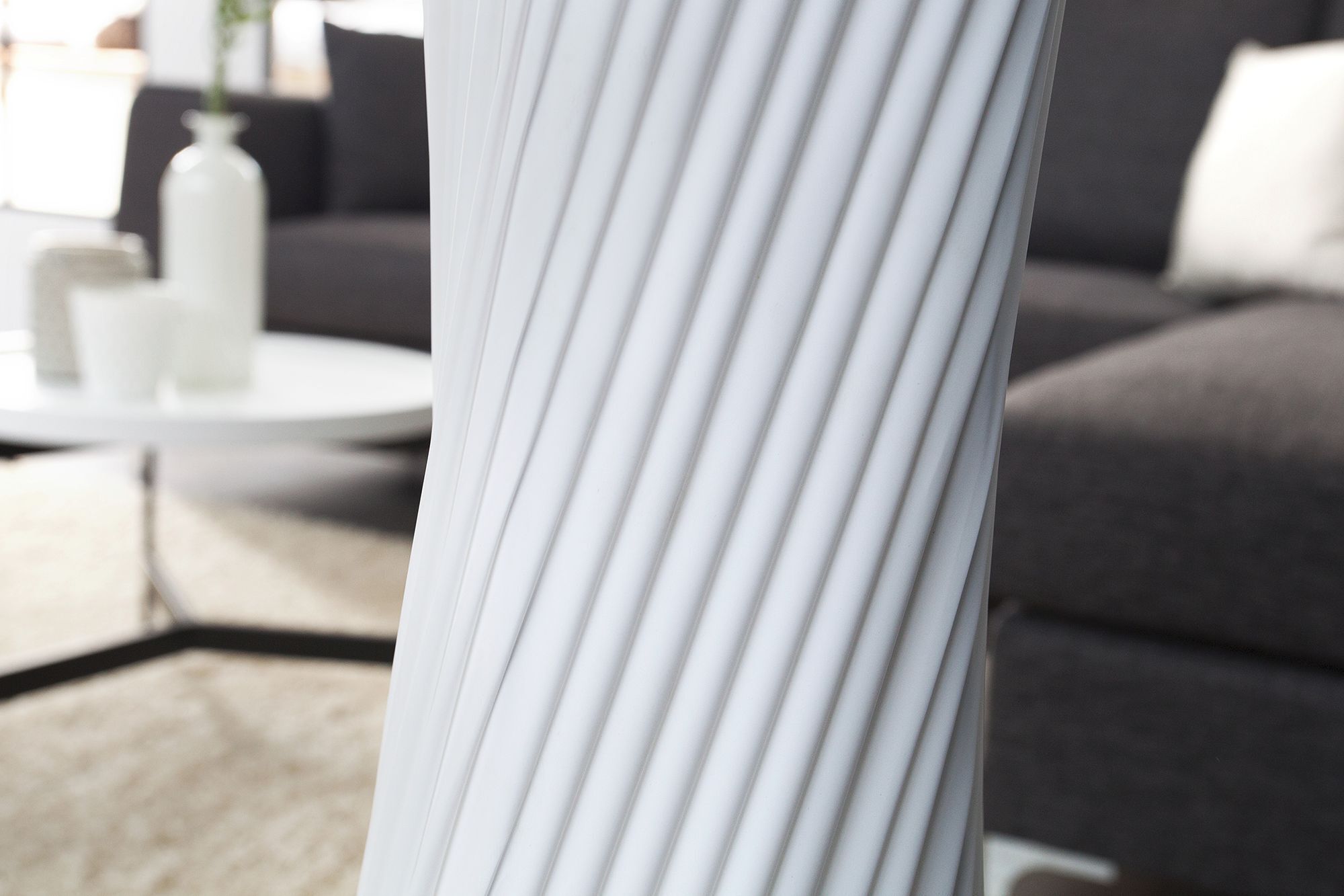 Extravagante Standleuchte Retro 120cm weiß Couch, Mobiliar, Innenarchitektur, Säule, Wohnzimmer