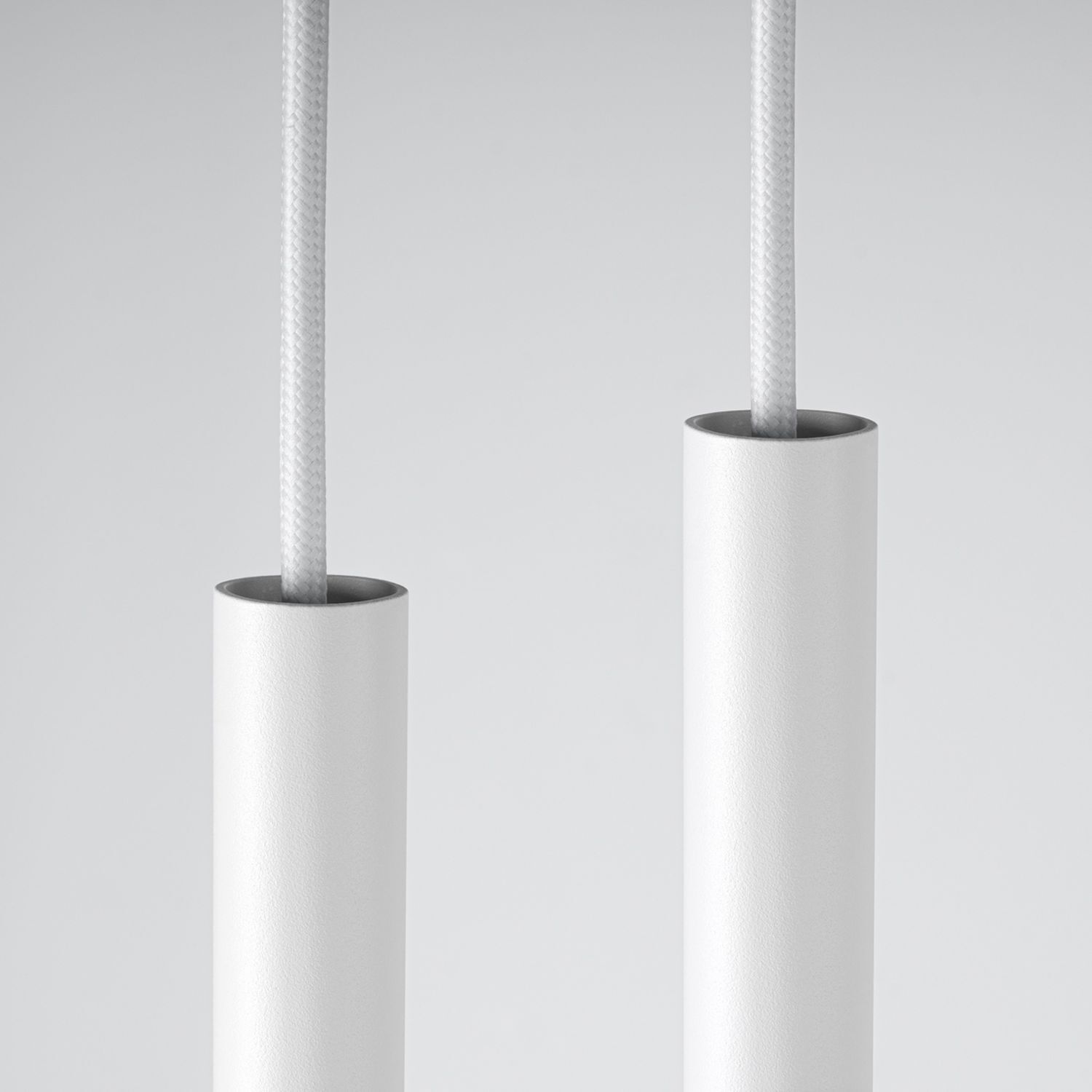 Hängeleuchte, hängende Lampe, weiße zylindrische, Kabelaufhängung, minimalistisches Design