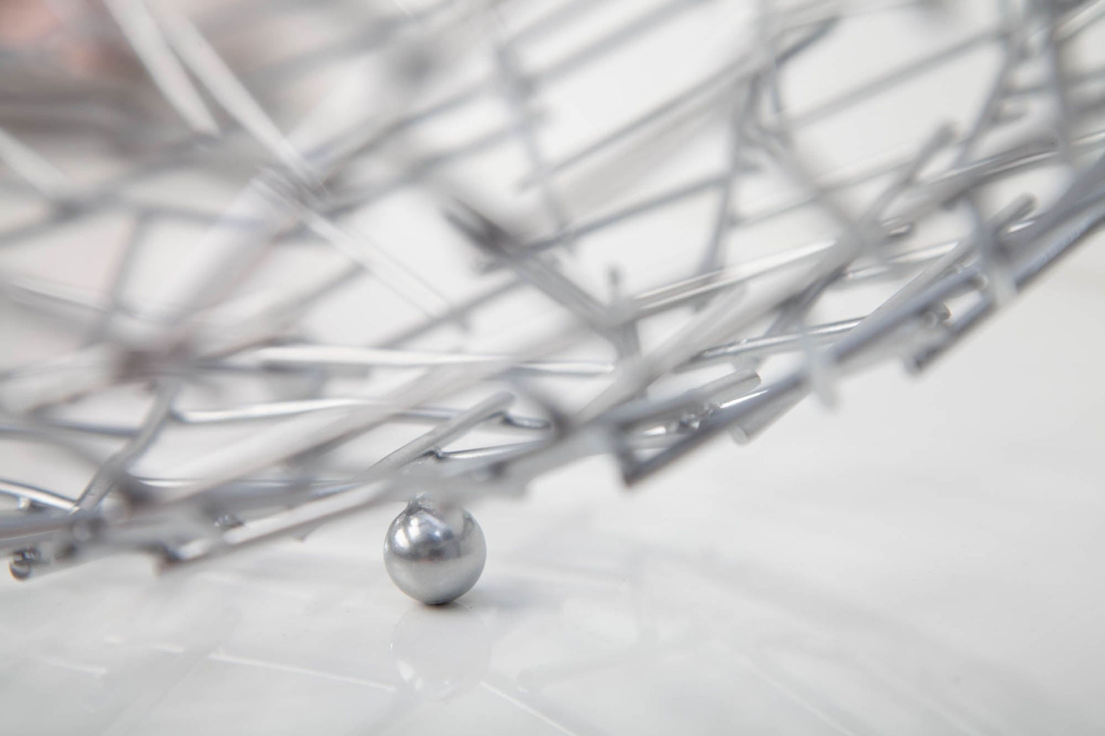 Dekoschale Metall Ø 45 cm Gitter Design in Silber Sphäre, Maschine, Sprach