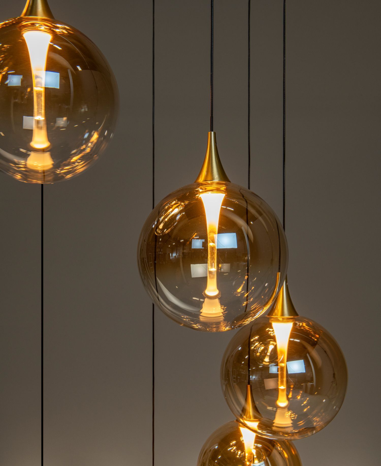 Hängelampe, Glas-Globus, Goldfarbe, Kugelleuchte, warme Beleuchtung