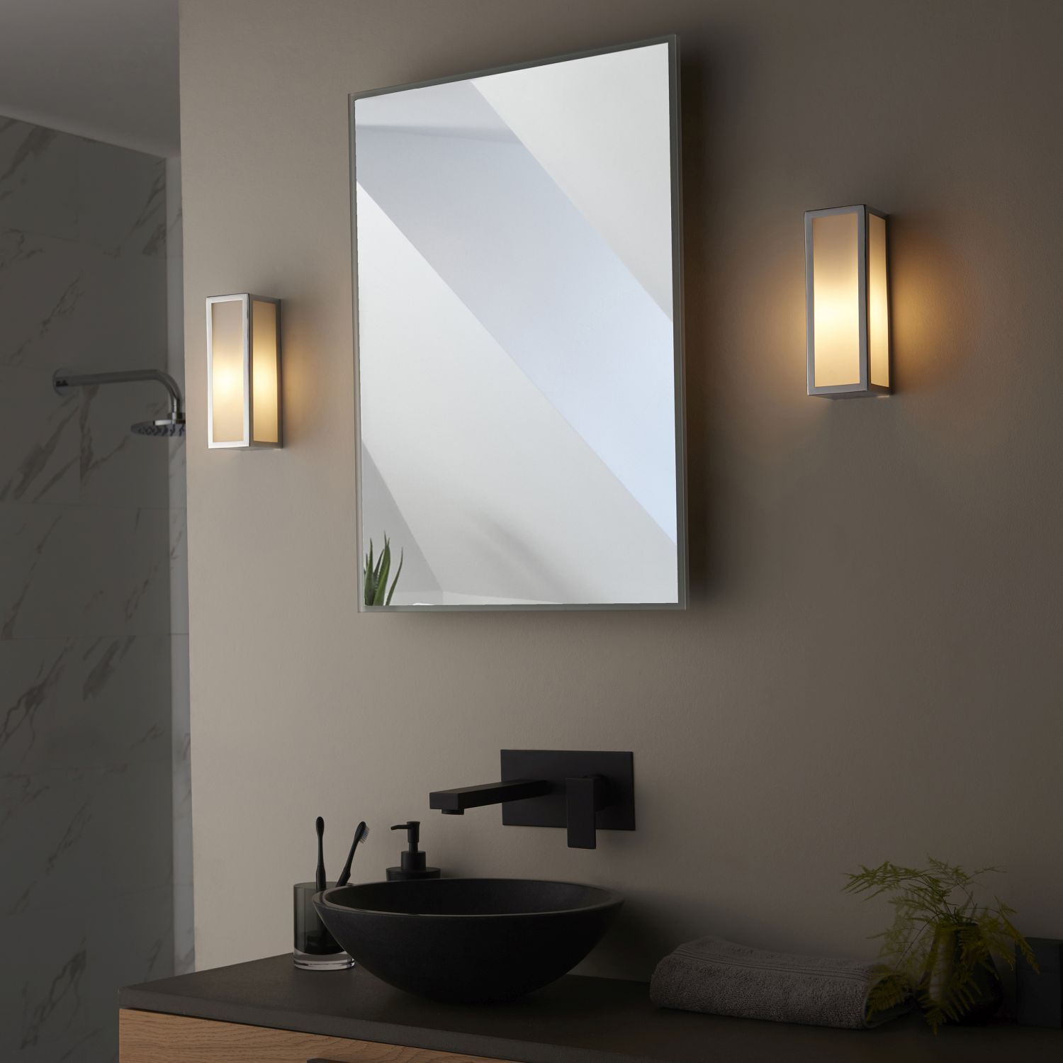 Badezimmerlampe Wand IP44 Glas Metall H: 21,5 cm Chrom Weiß G9