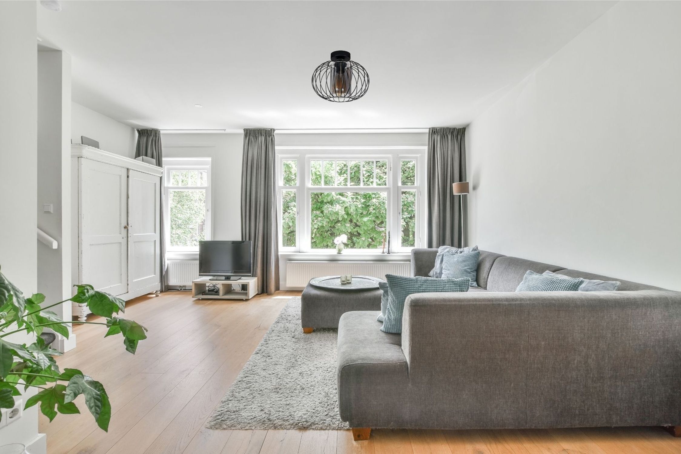Wohnzimmer, Sofa, Couchtisch, Fernseher, Vorhänge