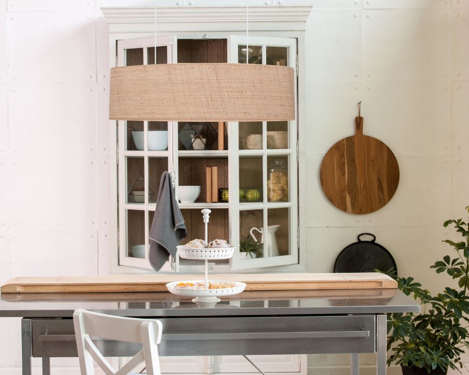 Kücheninsel, Hängelampe, Kuchentafel, Backofenarbeitsfläche, Holzplatte