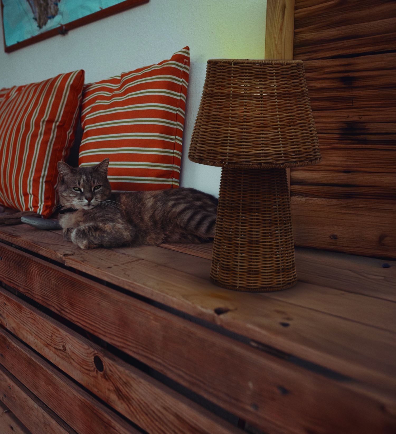 Tischlampe Rattan Natur IP54 E27 H:38 cm wetterfest Katzenleben, Katzensitz, Holzbank, Korb-Lampe, Kissen Streifen