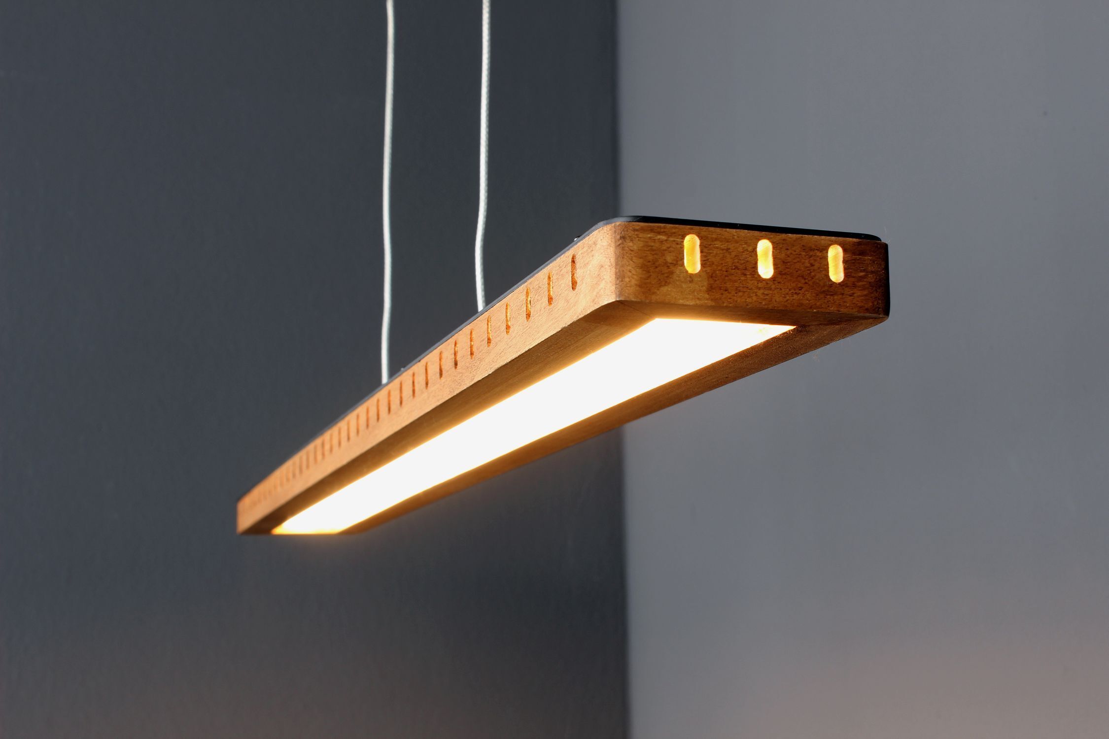 Pendelleuchte, Holz-Fassung, hängende Lampe, warmweiße LED, lineare Leuchte