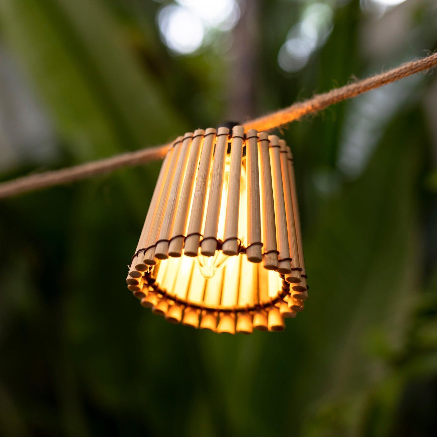 LED Solarlichterkette 5m lang IP44 2200 K Bambus Schirme