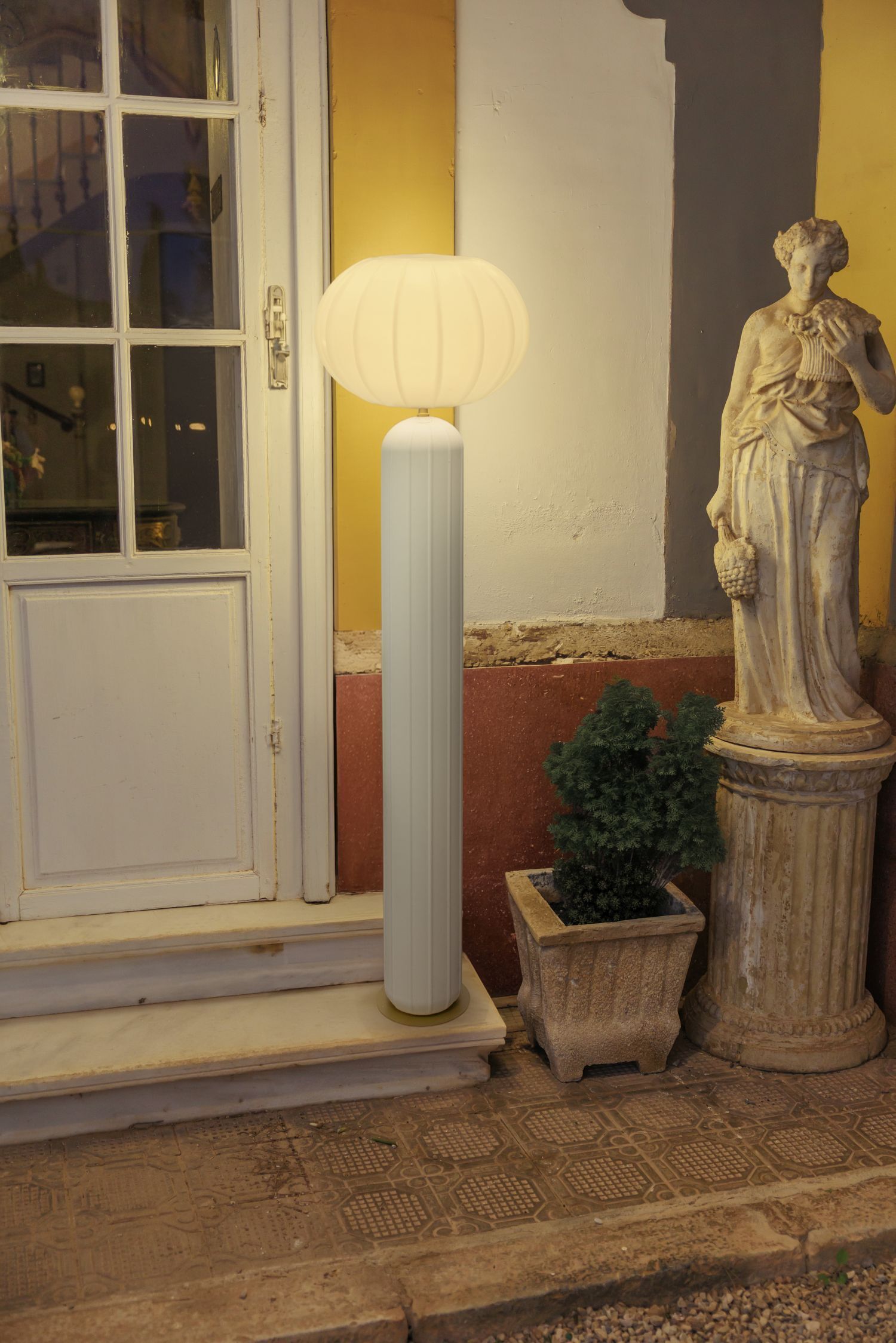 Lampenfuß, Stehlampe, Rundschirm, Outdoor-Setup, Figurstatue