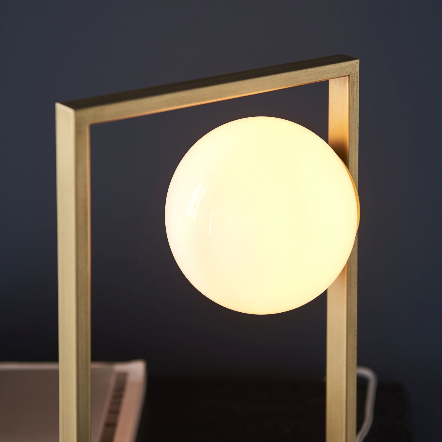 Tischlampe Glas Metall 30 cm in Gold Weiß Kugelschirm G9